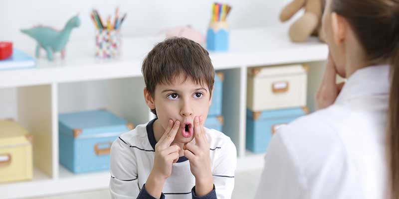 گفتار درمانی چیست | اختلالات گفتاری در کودکان و بزرگسالان چطور درمان می شود